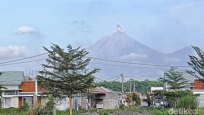 Penampakan Gunung Semeru saat erupsi