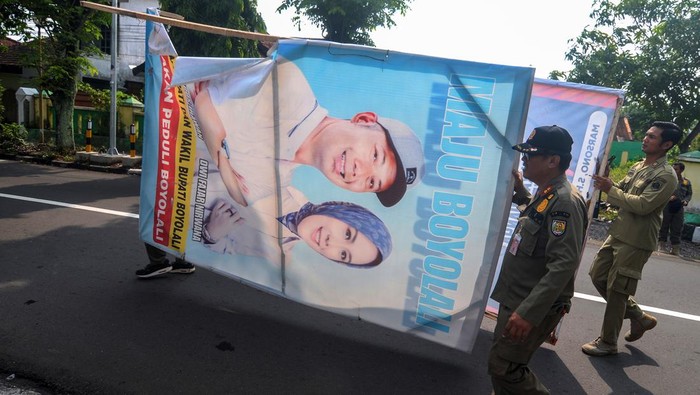 Petugas Satpol PP Kabupaten Boyolali menertibkan alat peraga kampanye (APK) Pilkada 2024 di Boyolali, Jawa Tengah, Selasa (12/11/2024). Bawaslu bersama KPU dan Satpol PP Kabupaten Boyolali menertibkan sejumlah APK Pilkada 2024 yang melanggar peraturan dan ketentuan seperti dipasang dipohon, tiang listrik, tiang komunikasi, trotoar jalan dan tikungan. ANTARA FOTO/Aloysius Jarot Nugroho/agr