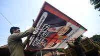 Petugas Satpol PP membongkar alat peraga kampanye (APK) Pilkada 2024 di Boyolali, Jawa Tengah, Selasa (12/11/2024).