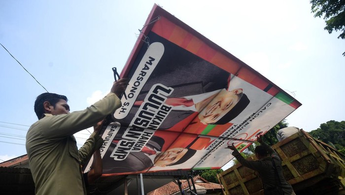 Petugas Satpol PP Kabupaten Boyolali menertibkan alat peraga kampanye (APK) Pilkada 2024 di Boyolali, Jawa Tengah, Selasa (12/11/2024). Bawaslu bersama KPU dan Satpol PP Kabupaten Boyolali menertibkan sejumlah APK Pilkada 2024 yang melanggar peraturan dan ketentuan seperti dipasang dipohon, tiang listrik, tiang komunikasi, trotoar jalan dan tikungan. ANTARA FOTO/Aloysius Jarot Nugroho/agr