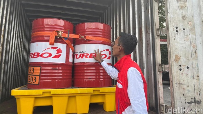 Pengecekan drum Pertamax Turbo untuk pembalap Aquabike Jetski World Championship 2024. (Kartika Sari/detikSumut)