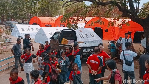 Pengungsi erupsi Gunung Lewotobi Laki-laki, Flores Timur, Senin (11/11/2024). (Yurgo Purab/detikBali)