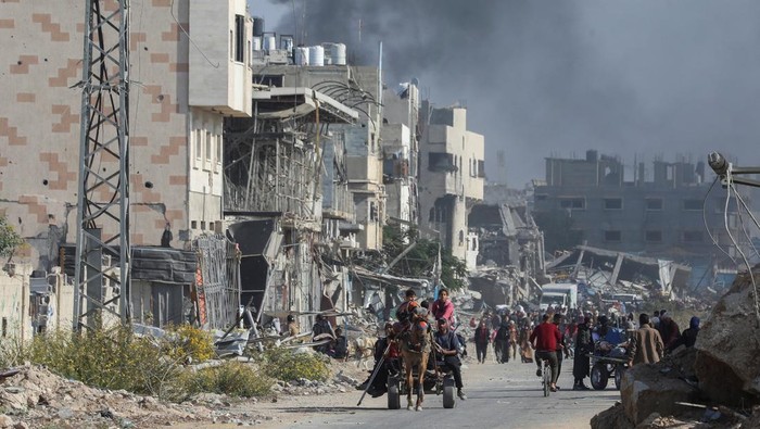 Displaced Palestinians make their way after fleeing the northern part of Gaza amid an Israeli military operation, in Gaza City, November 12, 2024. REUTERS/Dawoud Abu Alkas