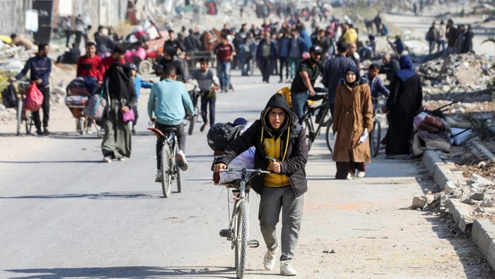 Displaced Palestinians make their way after fleeing the northern part of Gaza amid an Israeli military operation, in Gaza City, November 12, 2024. REUTERS/Dawoud Abu Alkas