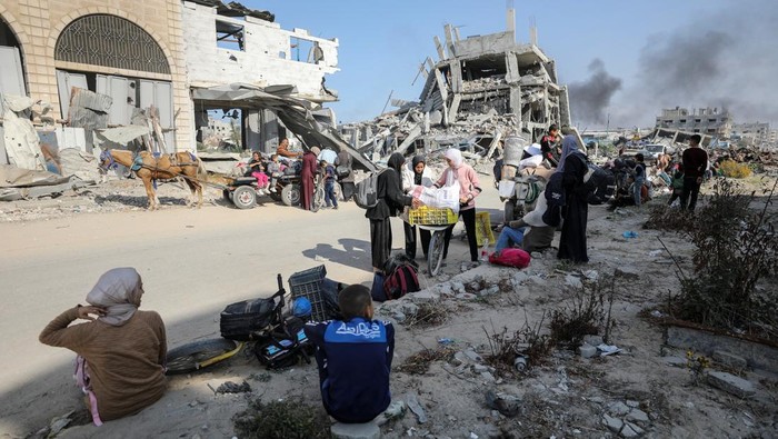 Pilu Pengungsi Palestina Mencari Tempat Aman Displaced Palestinians make their way after fleeing the northern part of Gaza amid an Israeli military operation, in Gaza City, November 12, 2024. REUTERS/Dawoud Abu Alkas