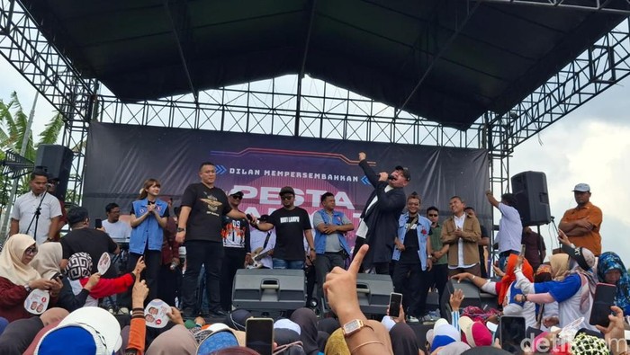 Penyanyi Dangdut King Nassar Hibur Warga KBB