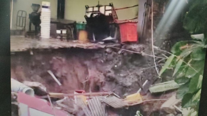 Peristiwa tanah longsor terjadi di parkiran Pasar Lenteng Agung, Jakarta Selatan. Runtuhan material yang terbawa longsor menutupi sebagian badan kali. (repro/dok Istimewa)