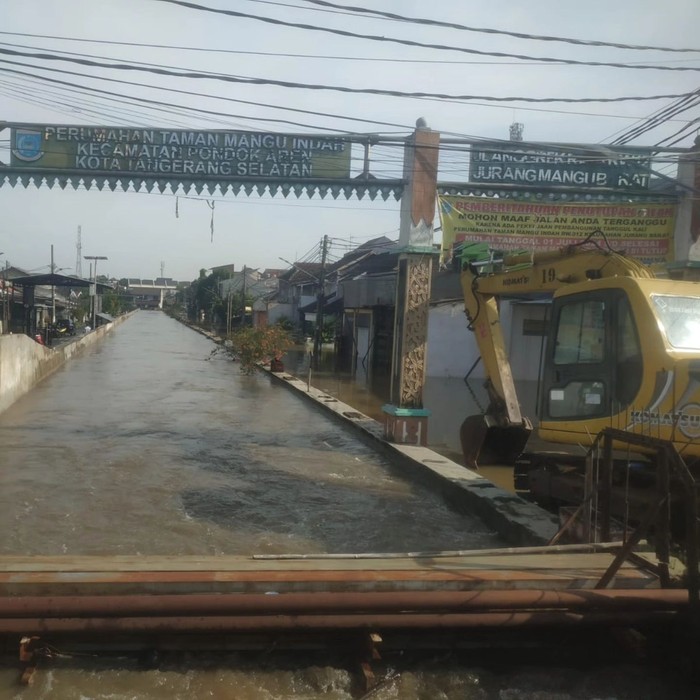 Perumahan di Pondok Aren, Tangerang Selatan (Tangsel), Banten masih terendam banjir. Banjir belum surut sejak kemarin sore. (dok DSDABMBK Kota Tangsel)