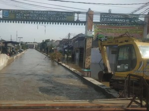 Perumahan di Tangsel Masih Terendam Banjir Akibat Tanggul Jebol