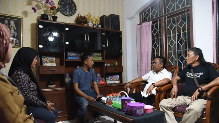 Pj Bupati Sidoarjo menjenguk pekerja migran yang tertipu jadi admin judi online di Kamboja