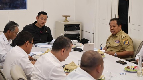 Pj Gubernur Bali Sang Made Mahendra Jaya memimpin pemaparan sejumlah proyek di Pulau Dewata kepada Menko IPK, Agus Harimurti Yudhoyono (AHY), di ruang rapat VVIP Bandara Ngurah Rai, Badung, Senin (11/11/2024). (Dok.Pemprov Bali)