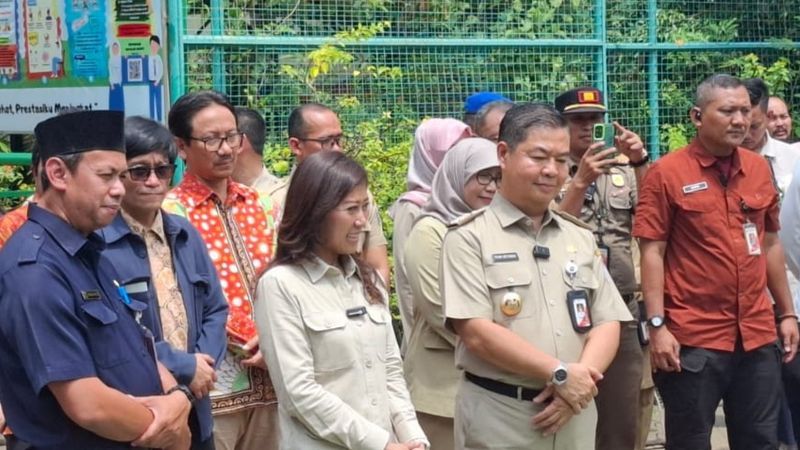 Pj Gubernur DKI Teguh Setyabudi bersama Menkomdigi Meutya Hafid