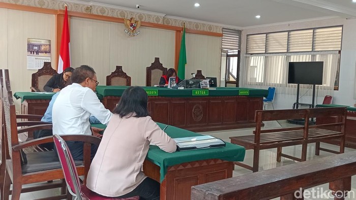 Sidang praperadilan di PN Denpasar atas status tersangka kasus dugaan prostitusi di Flame Spa, Selasa (12/11/2024). (Aryo Mahendro/detikBali).