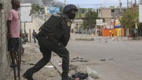 Seorang petugas polisi terlibat dalam aksi baku tembak dengan geng bersenjata di Port-au-Prince, Haiti, Senin (11/11/2024).  