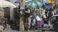 Mengutip laporan Al Jazeera, diyakini ada sekitar 200 geng bersenjata yang beroperasi di Haiti, sekitar setengahnya hadir di Port-au-Prince. Di ibu kota, ada dua koalisi geng besar. Yang pertama aliansi Keluarga dan Sekutu G9, atau disebut G9 dipimpin Jimmy ‘Barbecue’ Cherizier, mantan petugas polisi Haiti yang berada di bawah sanksi PBB dan Amerika Serikat karena keterlibatannya dalam kekerasan di Haiti.  