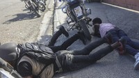 Kelompok-kelompok bersenjata di Haiti telah tumbuh menjadi lebih otonom dan mengguncang kehidupan sehari-hari hingga ke sektor politik. Akhirnya, geng-geng ini menjerumuskan negara ke dalam krisis yang telah berlangsung selama bertahun-tahun.  