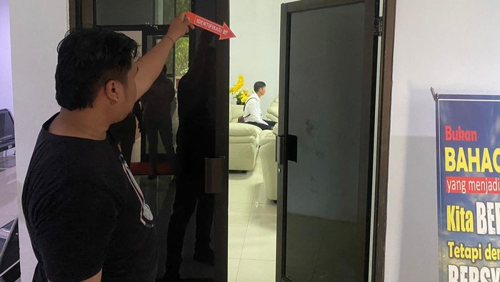 Polisi melakukan olah TKP di ruangan Ketua DPRD Ambon yang dibobol maling.