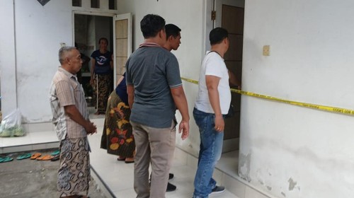 Polisi melakukan olah TKP penganiayaan adik kandung oleh kakaknya di Banjar Dinas Tegeha, Desa Pakisan, Kecamatan Kubutambahan, Buleleng, Sabtu (2/11/2024). (Dok. Polres Buleleng)