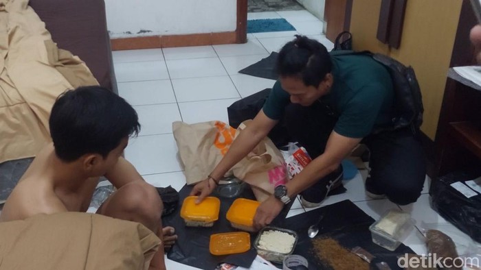 Polisi menangkap basah pengedar ganja di hotel melati Bandung