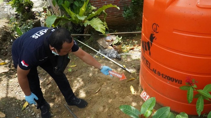 Polisi olah TKP lokasi sejoli di Wajo kubur janinnya.