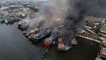 Potret Belasan Kapal Nelayan Terbakar Hebat di Pekalongan