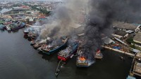 Kebakaran itu terjadi sejak sekitar pukul 02.15 WIB. Hingga pagi ini proses pemadaman masih berlangsung. 