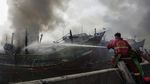 Potret Belasan Kapal Nelayan Terbakar Hebat di Pekalongan