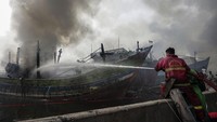 Belum diketahui penyebab kebakaran tersebut. Api diduga bersumber dari salah satu kapal lalu merembet ke kapal-kapal di sebelahnya.  