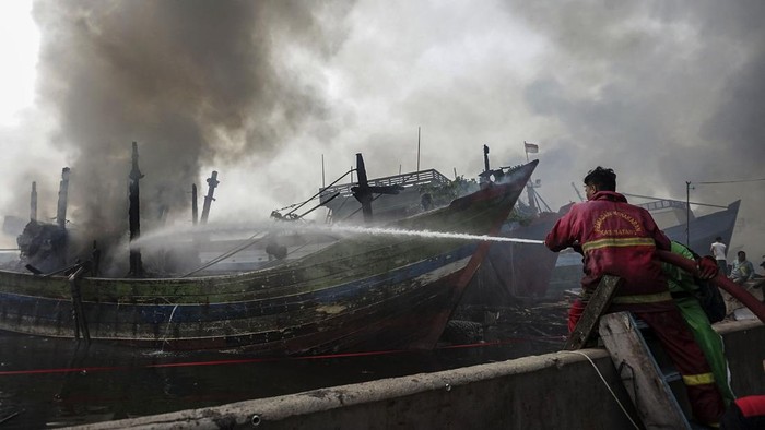 Sedikitnya 13 kapal nelayan terbakar di lokasi tambat labuh wilayah Panjang Wetan, Kota Pekalongan, Jateng. Hingga pagi ini proses pemadaman masih berlangsung.