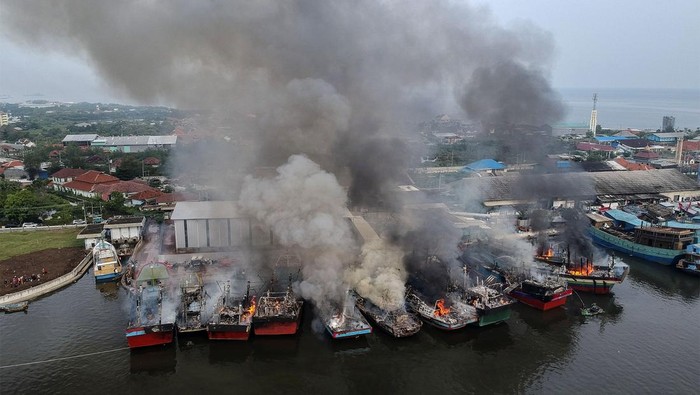 Potret Belasan Kapal Nelayan Terbakar Hebat di Pekalongan Sedikitnya 13 kapal nelayan terbakar di lokasi tambat labuh wilayah Panjang Wetan, Kota Pekalongan, Jateng. Hingga pagi ini proses pemadaman masih berlangsung.