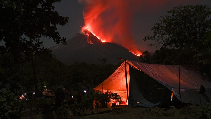Potret Gunung Lewotobi Laki-laki Meletus 7 Kali Pagi Ini Lava pijar dan kolom asap yang keluar dari kawah Gunung Lewotobi Laki-laki tampak dari lokasi pengungsian swadaya di perbukitan Desa Pululera, Wulanggitang, Kabupaten Flores Timur, Nusa Tenggara Timur, Senin (11/11/2024) malam. Pusat Vulkanologi dan Mitigasi Bencana Geologi (PVMBG) Badan Geologi Kementerian Energi dan Sumber Daya Mineral (ESDM) melaporkan hingga Selasa (13/11) pagi Gunung Lewotobi Laki-laki masih mengalami erupsi dengan ketinggian kolom abu setinggi 3.500-4.000 meter dan terus mengeluarkan lava ke arah barat laut. ANTARA FOTO/Aditya Pradana Putra/Spt.