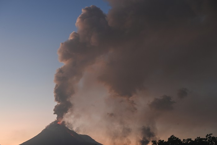 Lava pijar dan kolom asap yang keluar dari kawah Gunung Lewotobi Laki-laki tampak dari lokasi pengungsian swadaya di perbukitan Desa Pululera, Wulanggitang, Kabupaten Flores Timur, Nusa Tenggara Timur, Senin (11/11/2024) malam. Pusat Vulkanologi dan Mitigasi Bencana Geologi (PVMBG) Badan Geologi Kementerian Energi dan Sumber Daya Mineral (ESDM) melaporkan hingga Selasa (13/11) pagi Gunung Lewotobi Laki-laki masih mengalami erupsi dengan ketinggian kolom abu setinggi 3.500-4.000 meter dan terus mengeluarkan lava ke arah barat laut. ANTARA FOTO/Aditya Pradana Putra/Spt.