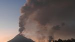 Potret Gunung Lewotobi Laki-laki Meletus 7 Kali Pagi Ini
