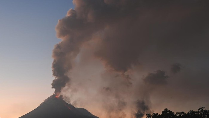 Berita Terkini : Gunung Lewotobi Laki-laki Erupsi 2 Kali, Tinggi Kolom ...