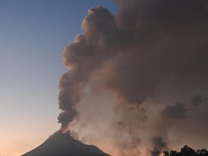 BNPB: Pengungsi Erupsi Gunung Lewotobi 11.553 Orang, Tersebar di 8 Titik