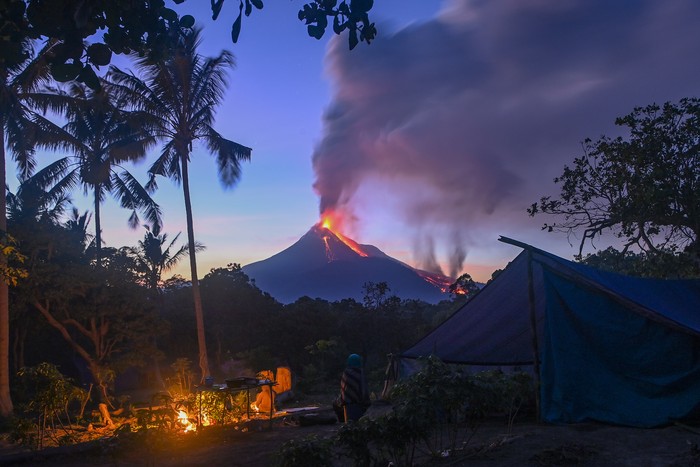 Lava pijar dan kolom asap yang keluar dari kawah Gunung Lewotobi Laki-laki tampak dari lokasi pengungsian swadaya di perbukitan Desa Pululera, Wulanggitang, Kabupaten Flores Timur, Nusa Tenggara Timur, Senin (11/11/2024) malam. Pusat Vulkanologi dan Mitigasi Bencana Geologi (PVMBG) Badan Geologi Kementerian Energi dan Sumber Daya Mineral (ESDM) melaporkan hingga Selasa (13/11) pagi Gunung Lewotobi Laki-laki masih mengalami erupsi dengan ketinggian kolom abu setinggi 3.500-4.000 meter dan terus mengeluarkan lava ke arah barat laut. ANTARA FOTO/Aditya Pradana Putra/Spt.