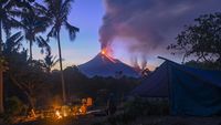 Potret Gunung Lewotobi Laki-laki Meletus 7 Kali Pagi Ini