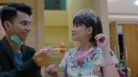 Unggah video parodi aktor dan aktris Korea bareng Dimas Ahmad, begini gaya manis Chika saat hendak disuapi makanan oleh Dimas. Ada-ada saja ya! Foto: Instagram chikajessica88