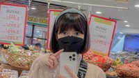 Chika menikmati momen menemani ibunya belanja kebutuhan dapur. Ia malah asyik berpose di depan rak-rak bumbu dapur seperti ini. Foto: Instagram chikajessica88