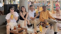 Ini potret Chika kerja sambil liburan di Bali Tiwi T2 hingga Bemby. Mereka santai di beach club sambil ditemani es teh manis dan es jeruk yang menyegarkan. Foto: Instagram chikajessica88