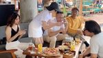Potret Makan-makan Seru Chika Jessica Bareng Teman Artis