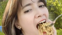 Berharap disuapi romantis oleh pria, Chika Jessica bikin konten parodi dengan disuapi banyak pasta oleh Tiwi T2. Sepertinya dia masih menaruh dendam, tulis Chika. Foto: Instagram chikajessica88