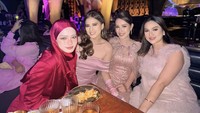 Wanita yang terkenal kocak ini sedang kumpul bareng Inara Rusli, Lady Nayoan, dan Tengku Dewi Putri. Mereka ditemani camilan enak dan es teh di atas meja. Foto: Instagram chikajessica88