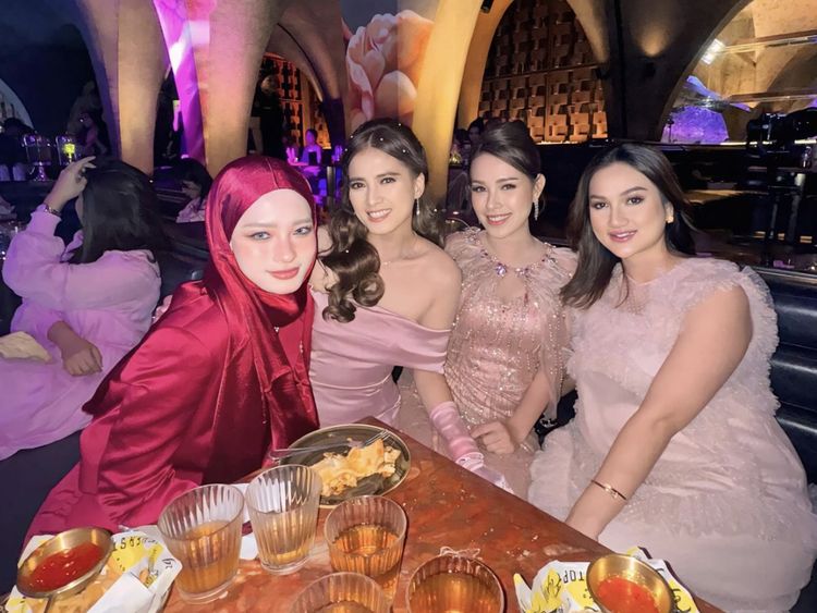 Potret Makan-makan Seru Chika Jessica Bareng Teman Artis