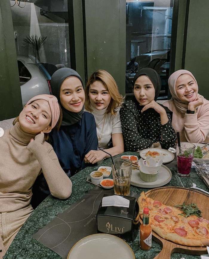 Potret Makan-makan Seru Chika Jessica Bareng Teman Artis Potret Makan-makan Seru Chika Jessica Bareng Teman Artis