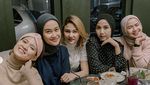 Potret Makan-makan Seru Chika Jessica Bareng Teman Artis