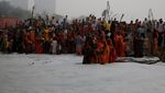 Potret Ribuan Warga India Ritual Suci di Sungai Penuh Limbah Beracun