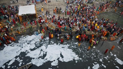 Potret Ribuan Warga India Ritual Suci di Sungai Penuh Limbah Beracun