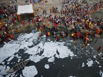 Potret Ribuan Warga India Ritual Suci di Sungai Penuh Limbah Beracun
