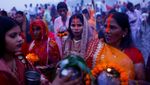 Potret Ribuan Warga India Ritual Suci di Sungai Penuh Limbah Beracun